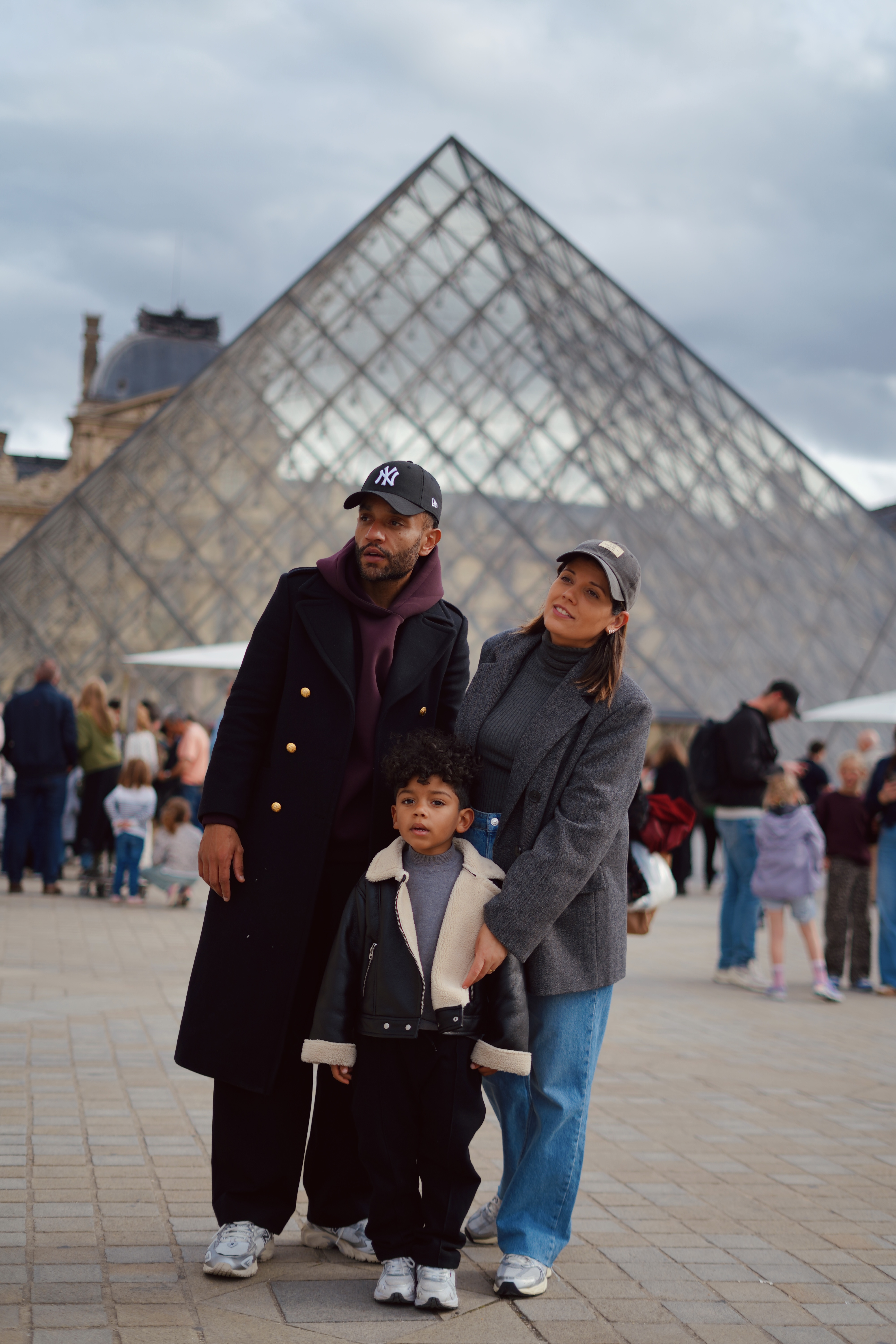 Eduardo Santos com a família no Louvre